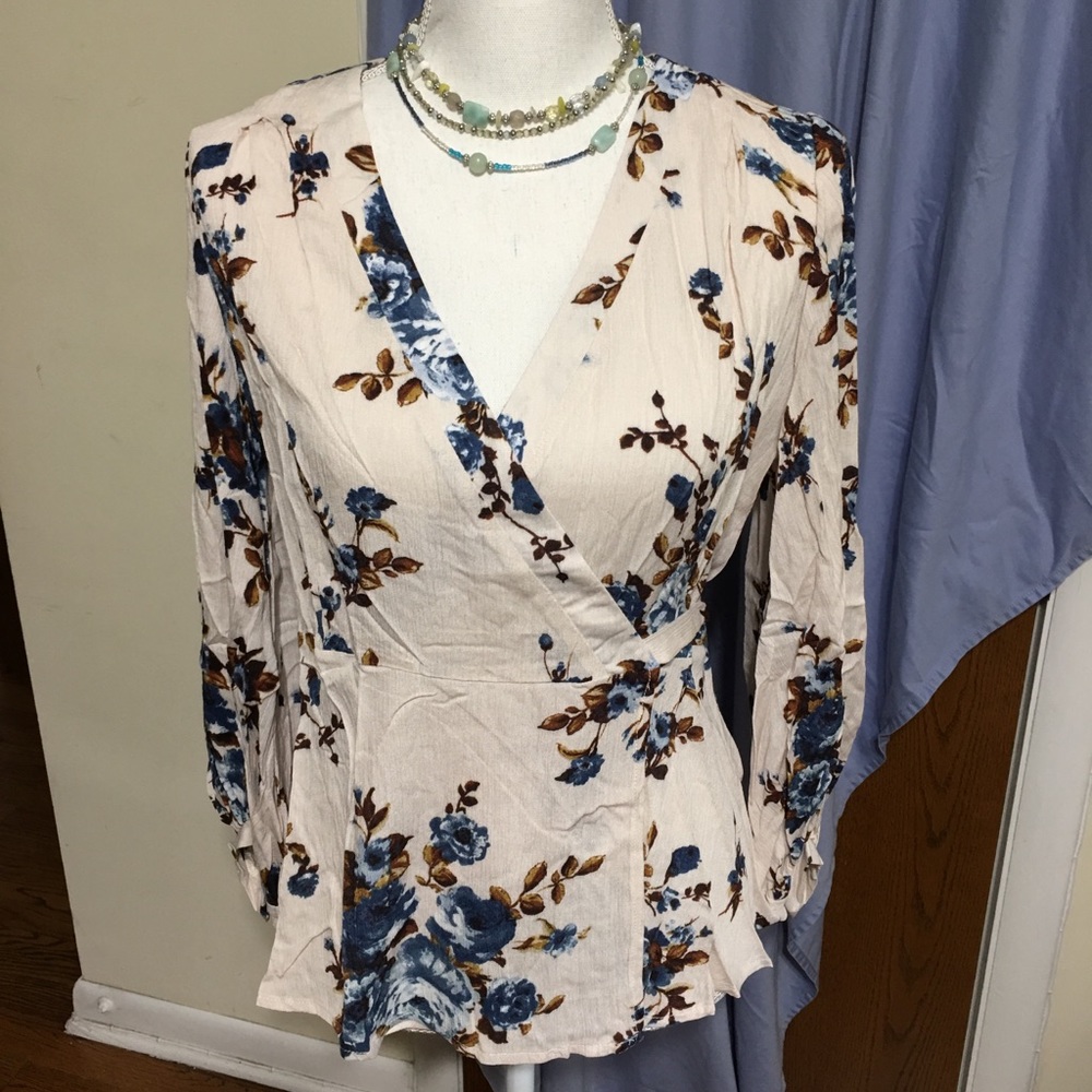 🌸 LAST ONE 🌺  MED. Innocent Floral wrap blouse - Picture 3 of 8